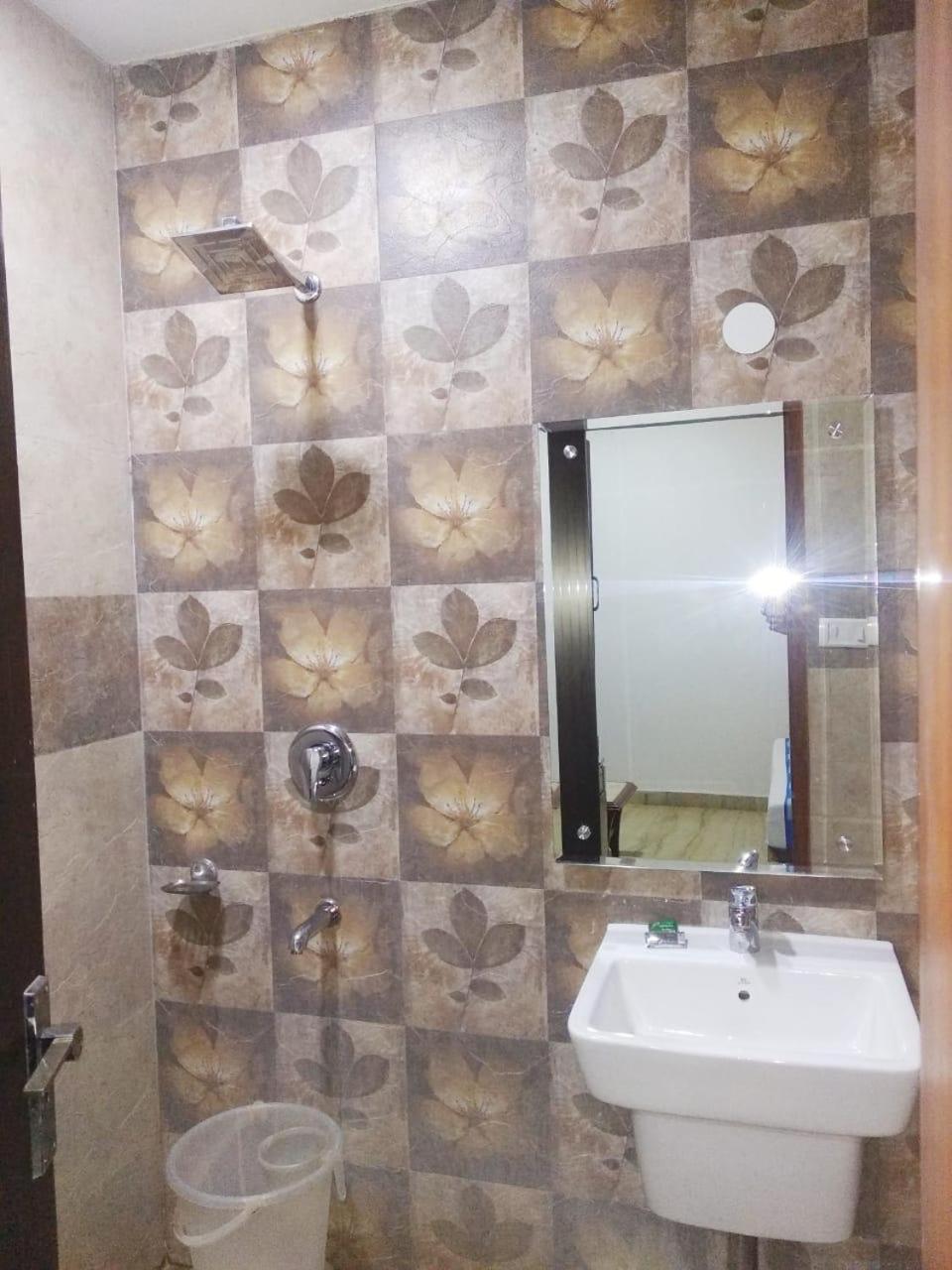 Spb 87 Near Karol Bagh Metro Station Hotel Delhi (National Capital Territory of India)
